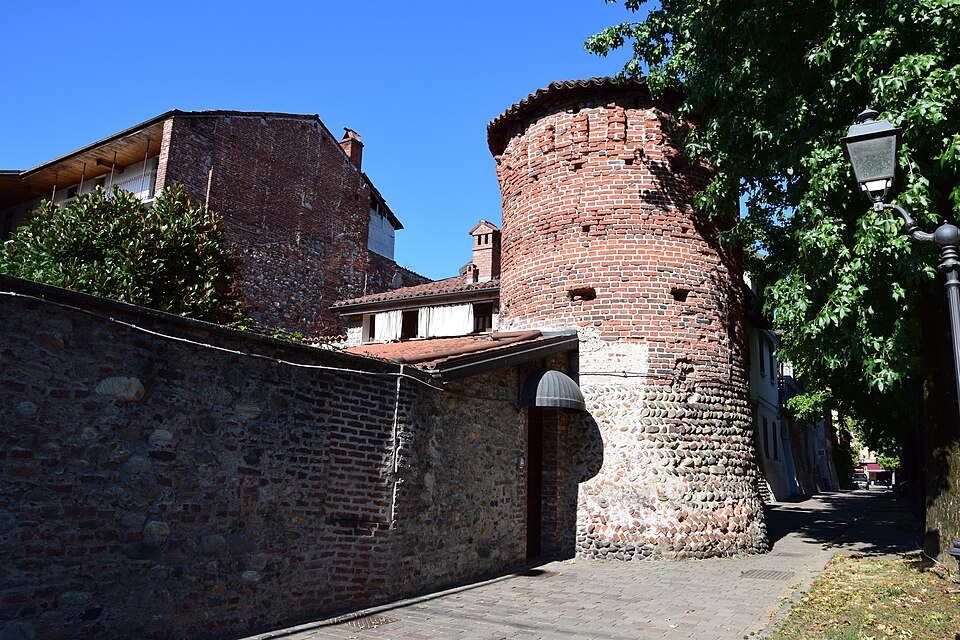 antico torrione di ingresso al castello (ex Valli)