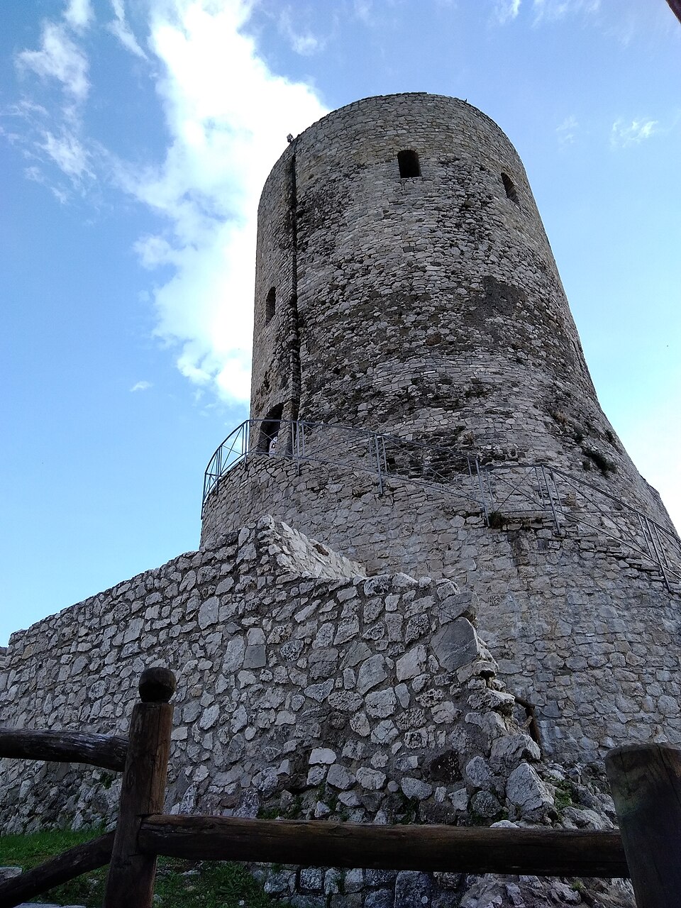 Complesso castellare torre angioina