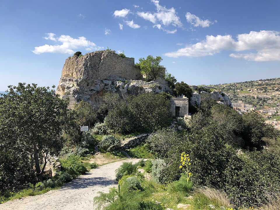 castello dei Tre Cantoni