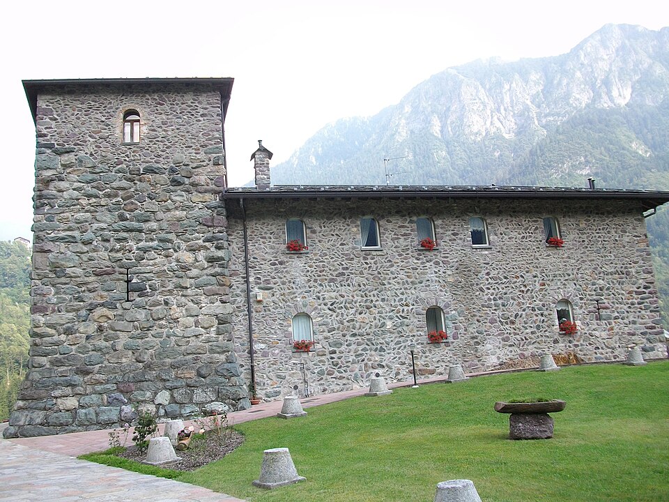 Castello Priacini e torre del Lavanderio