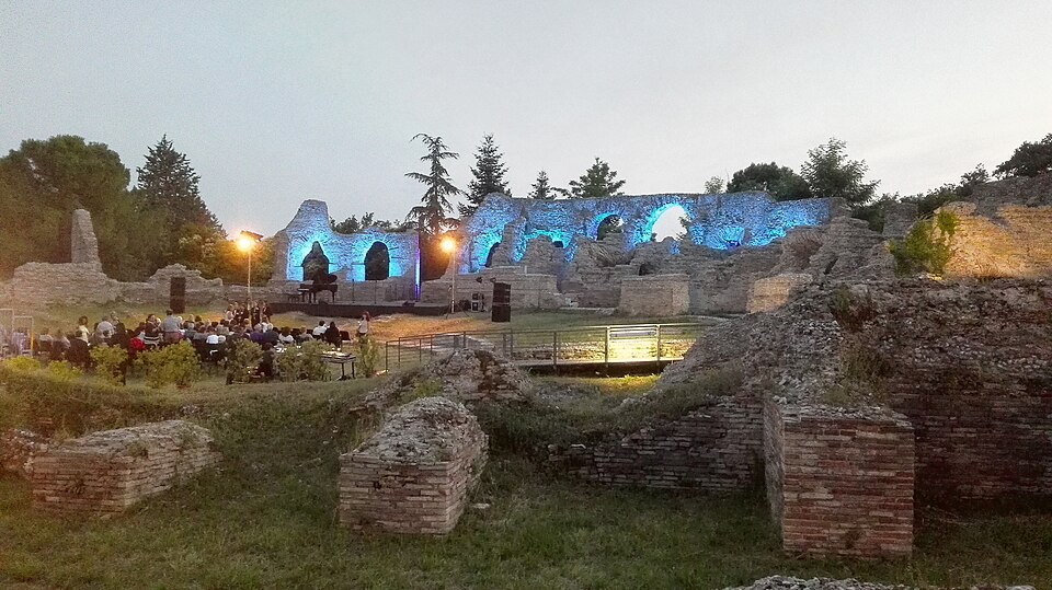 Teatro romano Helvia Recina