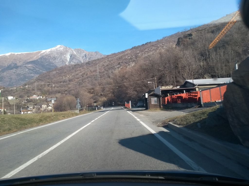 Sarcofago romano e tratto di via delle Gallie