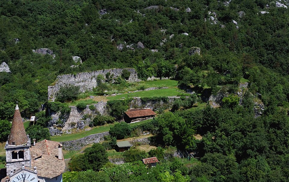 Ruderi Castel Corno
