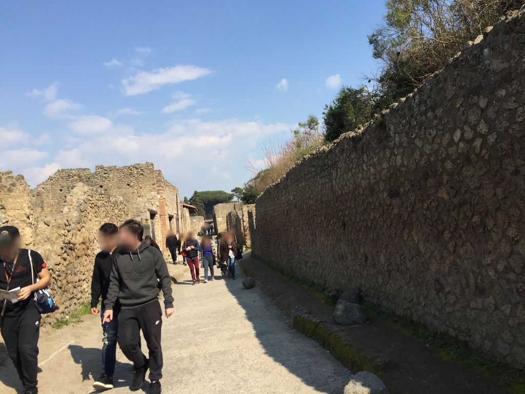 Caupona and Officina di Fufidius Successus (I.8.15)