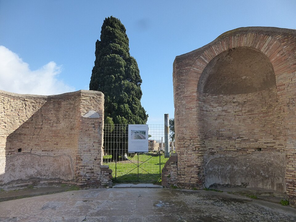 Schola del Traiano (IV,V,15)